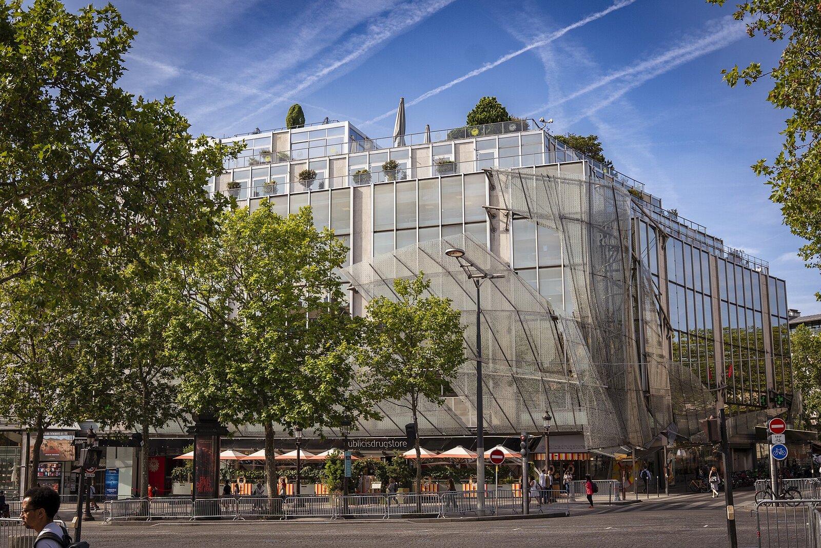 La façade du Publicis Drugstore sur les Champs-Élysées, à Paris