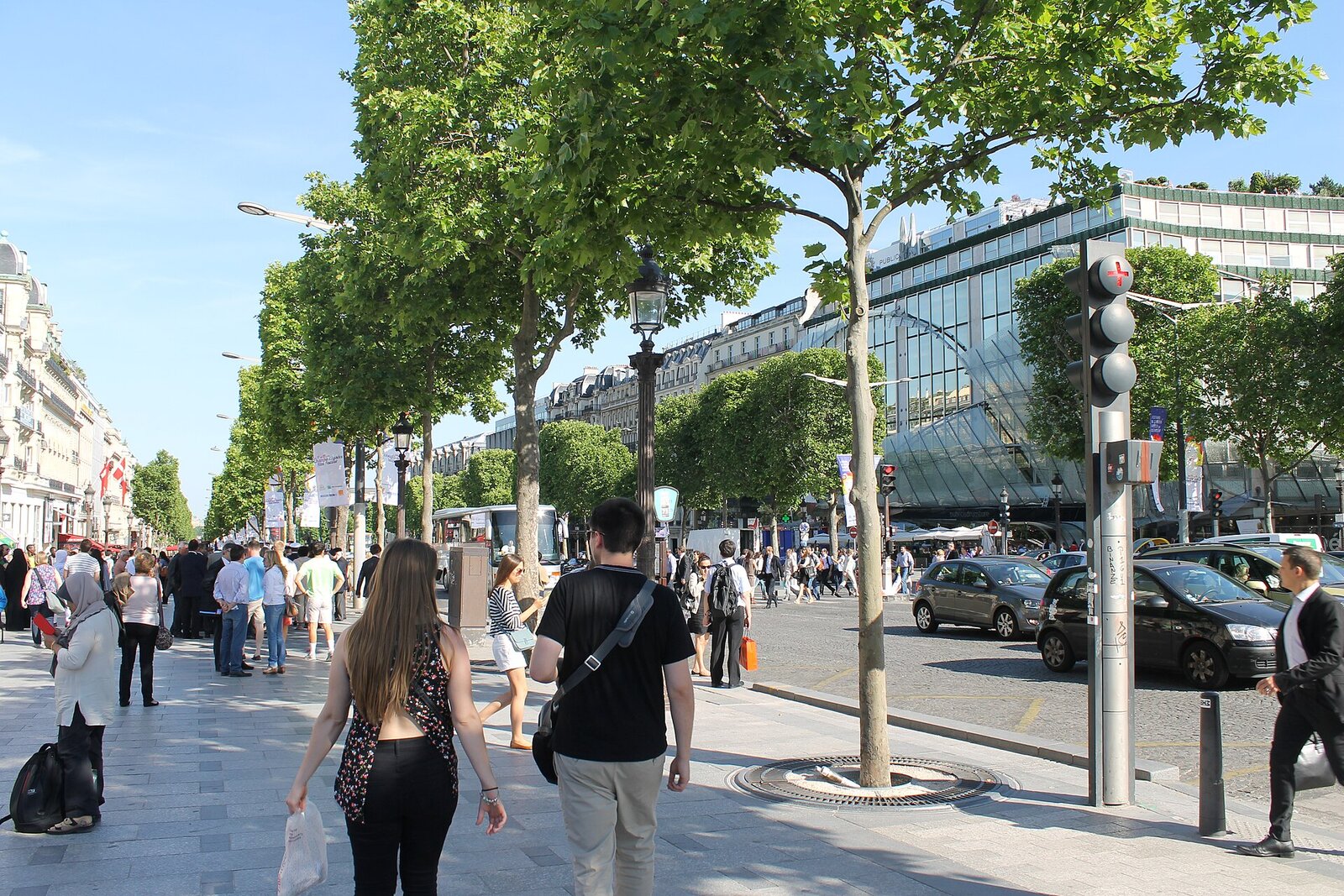 L’avenue des Champs-Élysées vue depuis un immeuble, avec la circulation et les arbres