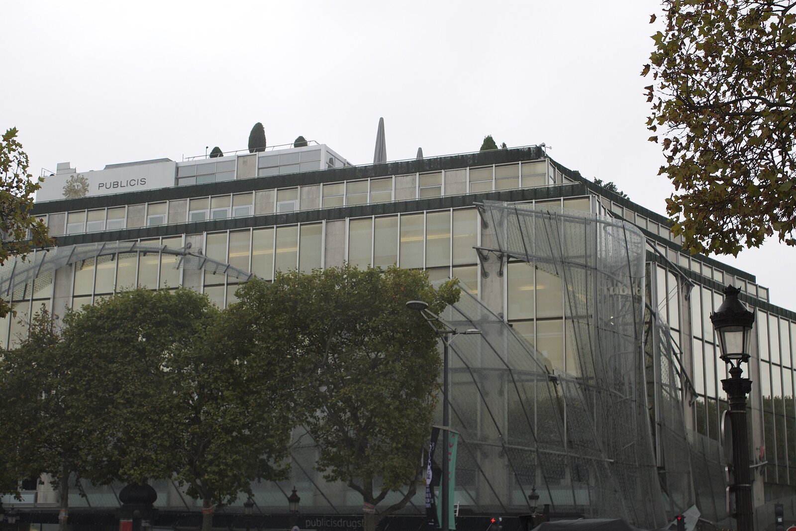 Terrasse du Publicis Drugstore avec parasols et vue sur les Champs-Élysées