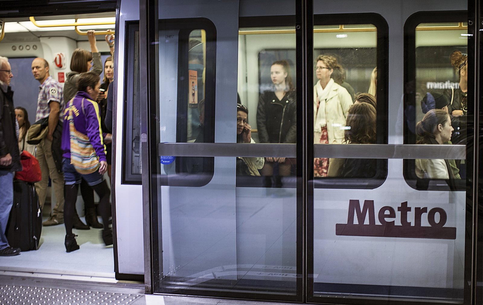 Voyageurs serrés devant les portes palières d’une rame à la station Frederiksberg