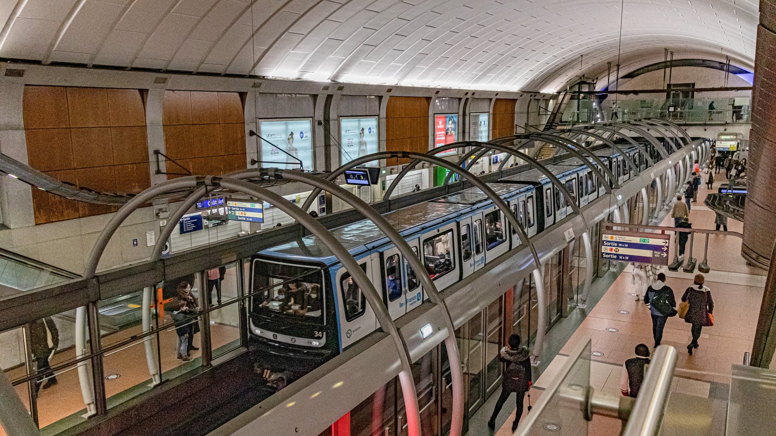 Rame MP14 de la ligne 14 du métro de Paris à quai à Châtelet