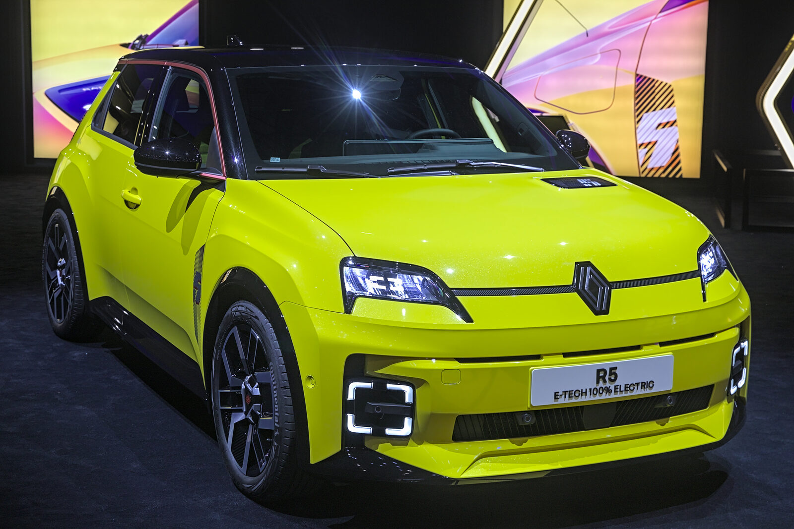 Renault 5 E-Tech jaune au salon de Genève