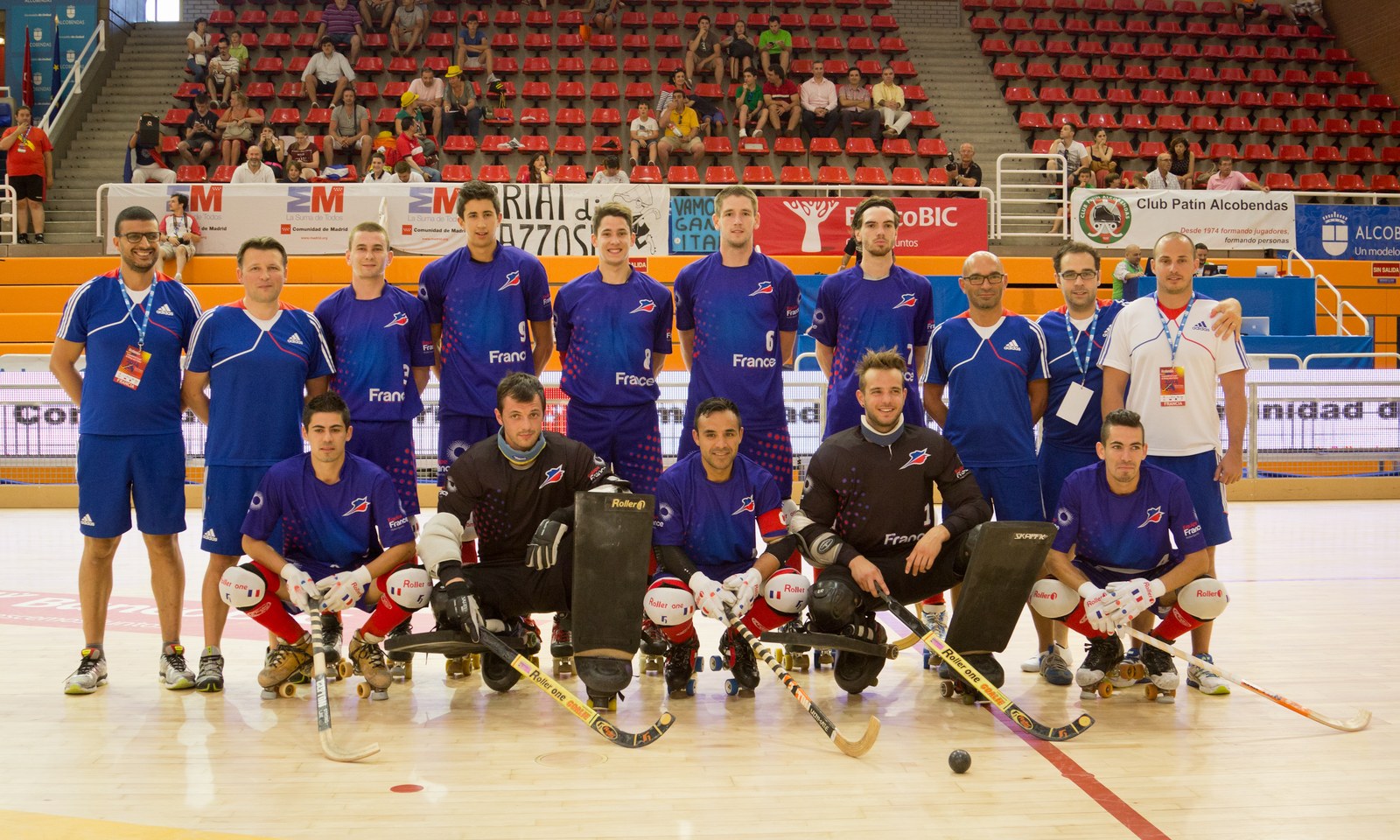 L’équipe de France de rink-hockey pose en ligne, debout et accroupie, sur la piste avant un match de l’Euro 2014