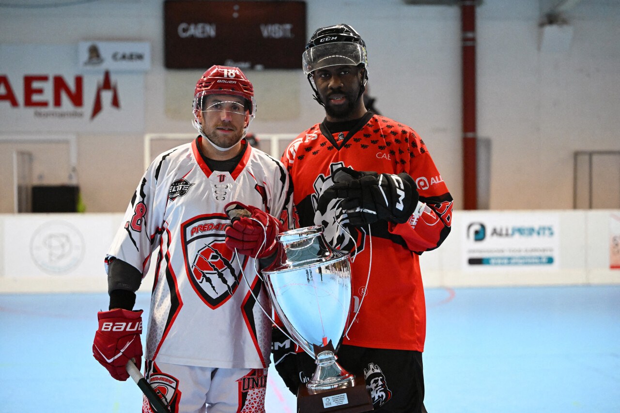 Antoine Rayapin, casque noir, présente un trophée d’argent à côté d’un coéquipier sur une piste intérieure