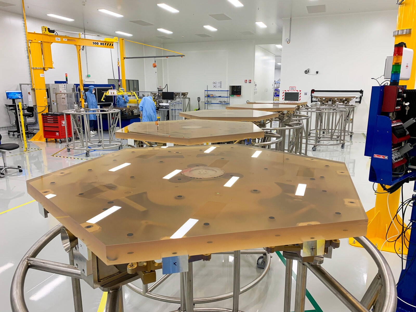 Segments hexagonaux du miroir M1 en cours de polissage dans l’usine Safran Reosc