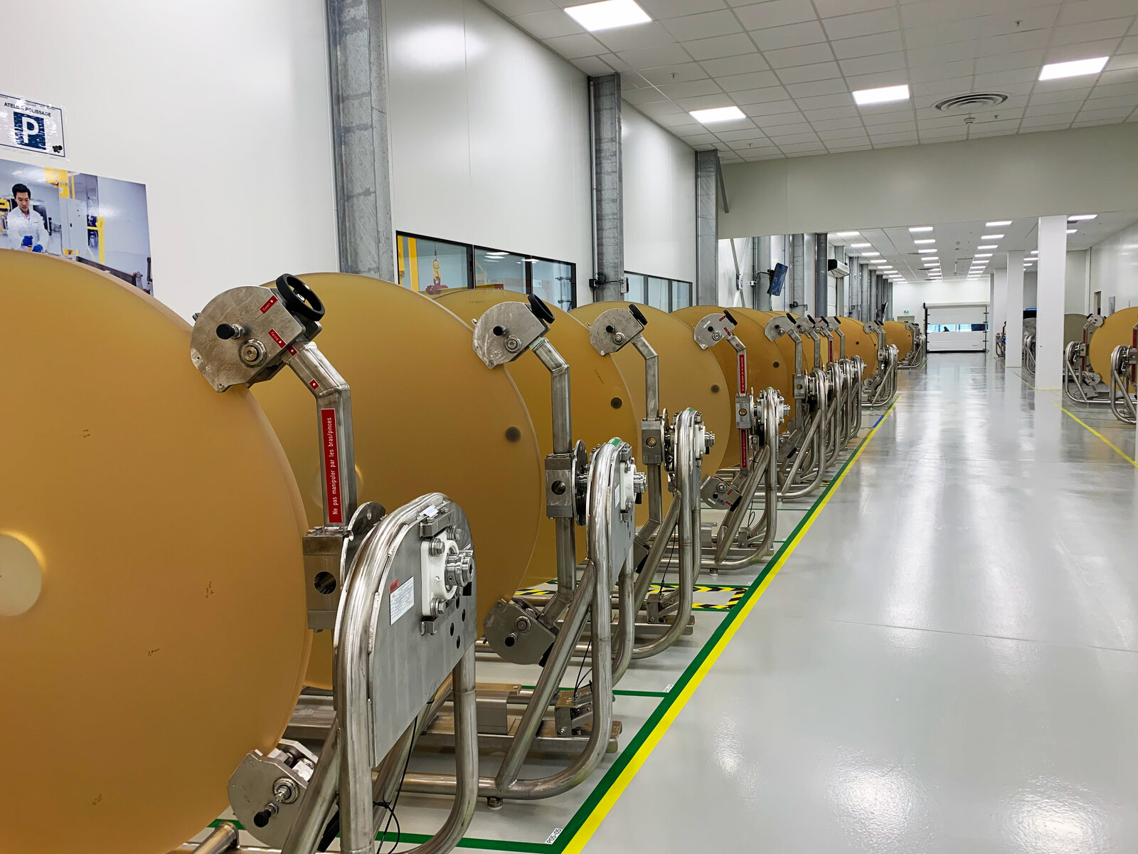 Files de blanks de segments M1 en attente dans les ateliers Safran Reosc