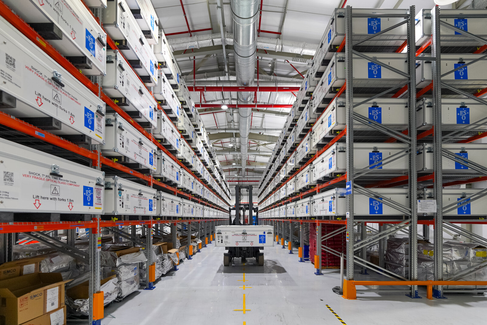 Lots de segments M1 stockés dans le bâtiment technique de l’ELT à Paranal