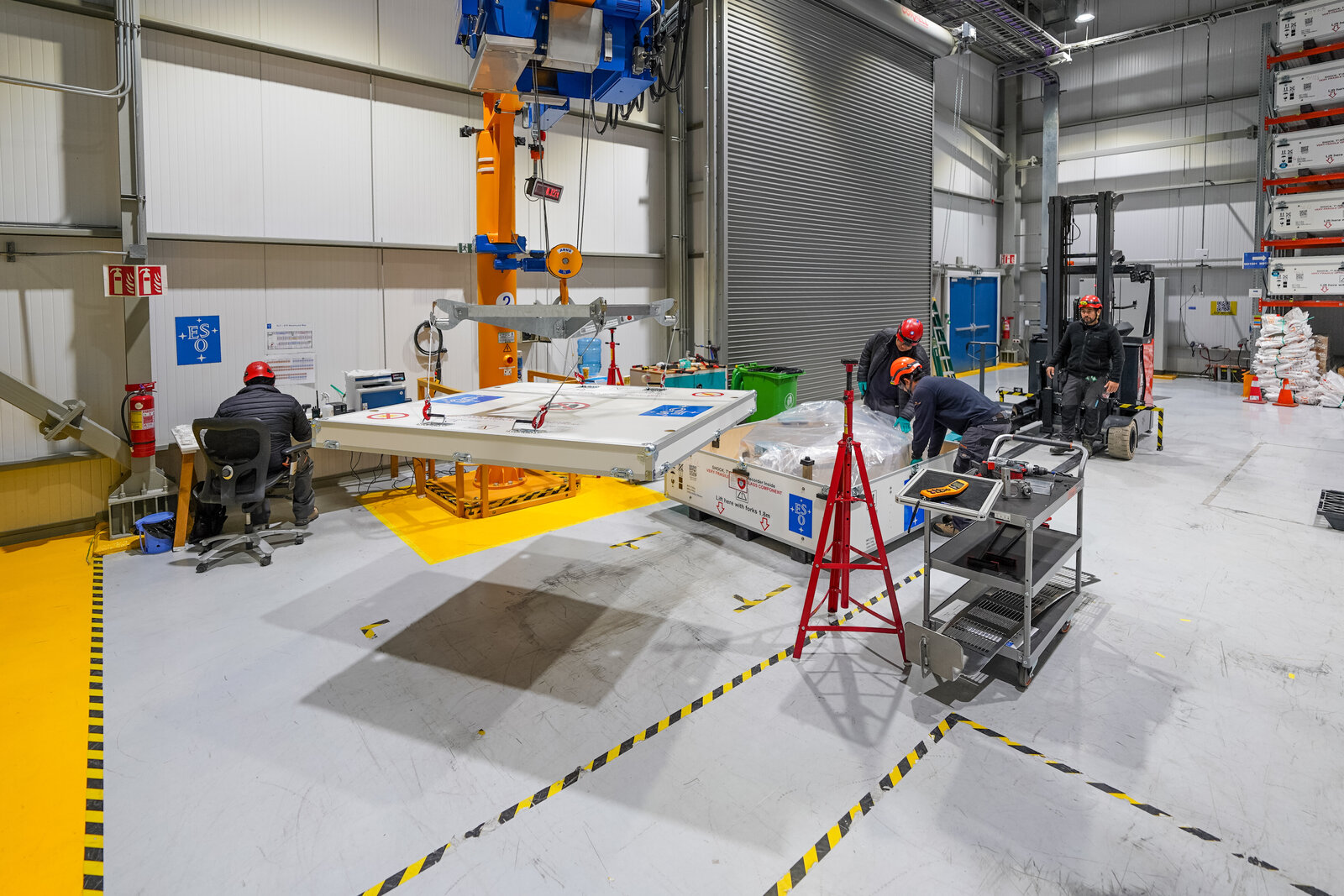 Techniciens de l’ESO inspectent un segment du miroir primaire à Paranal