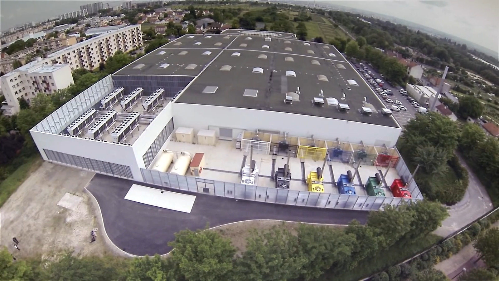 Vue aérienne d’un grand bâtiment de datacenter en banlieue parisienne