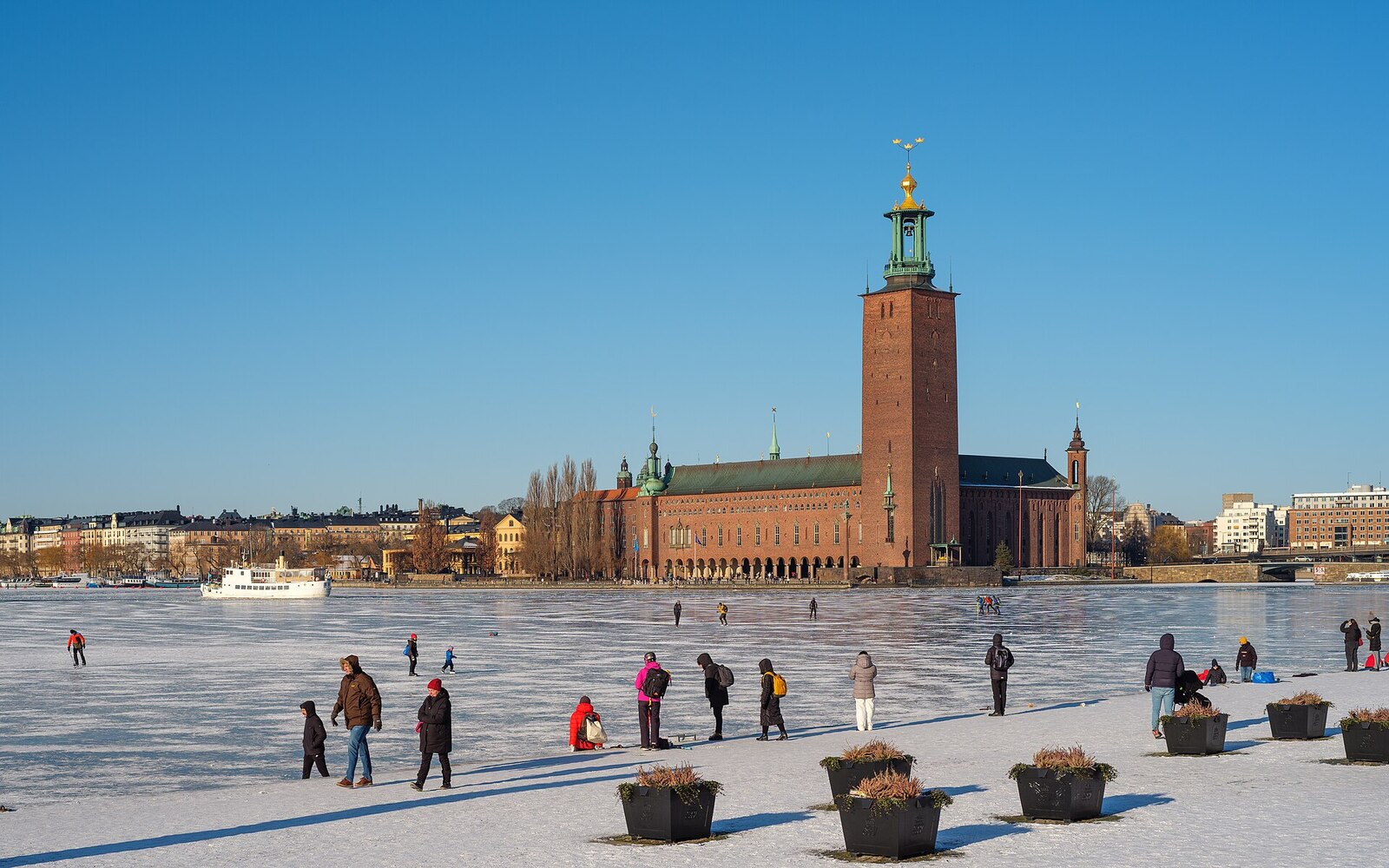 Hôtel de ville de Stockholm au bord de l’eau gelée, sous un ciel bleu
