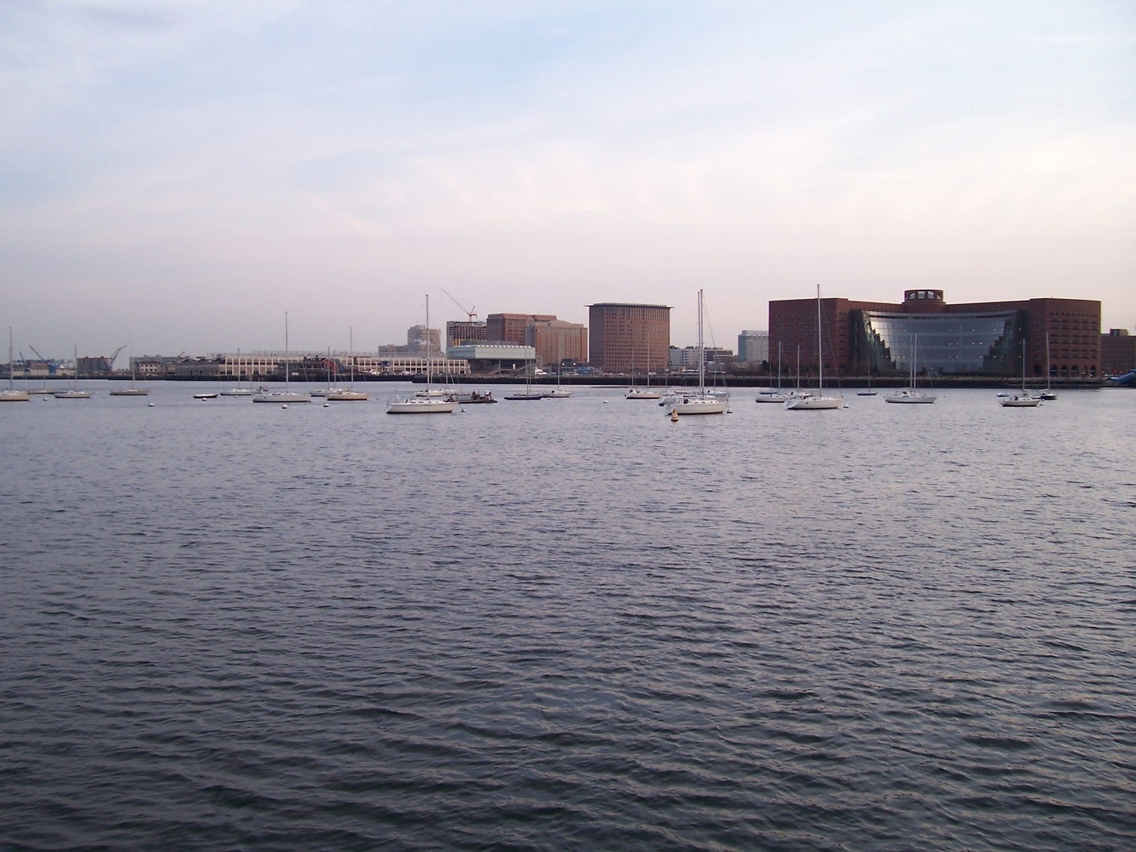 Skyline du Seaport District de Boston vue depuis le port, avec voiliers au premier plan