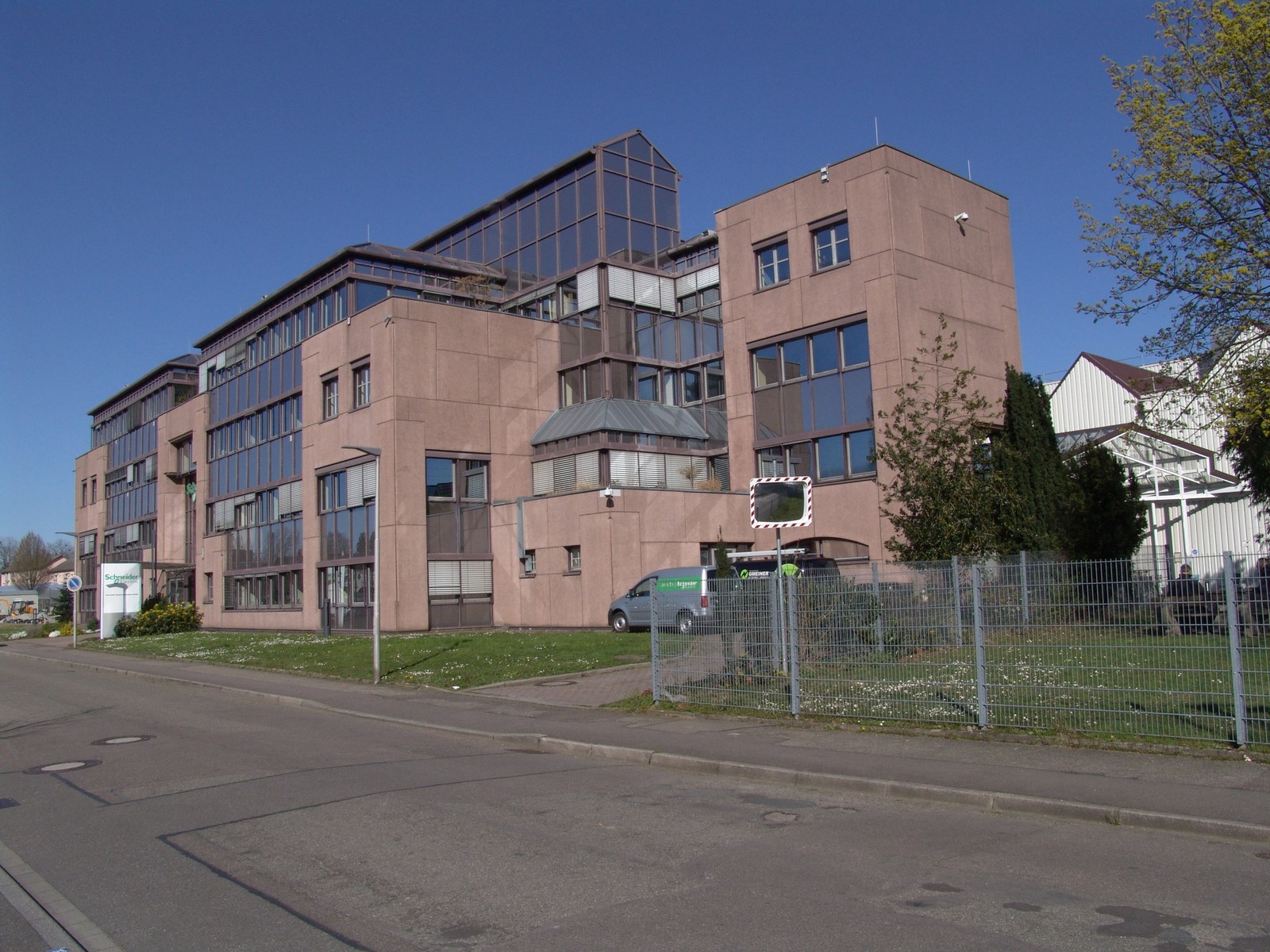 Bâtiment Schneider Electric Automation GmbH, façade beige et vitrée sous un ciel bleu