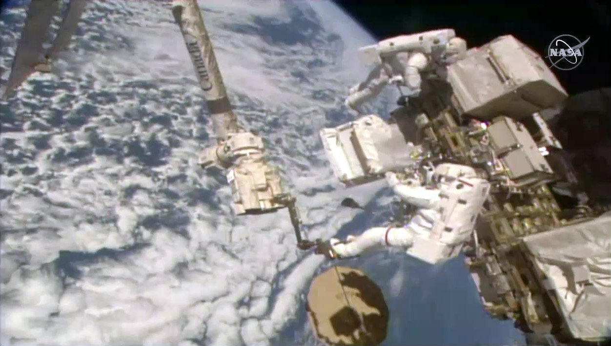 Astronautes en sortie extravéhiculaire sur l’ISS
