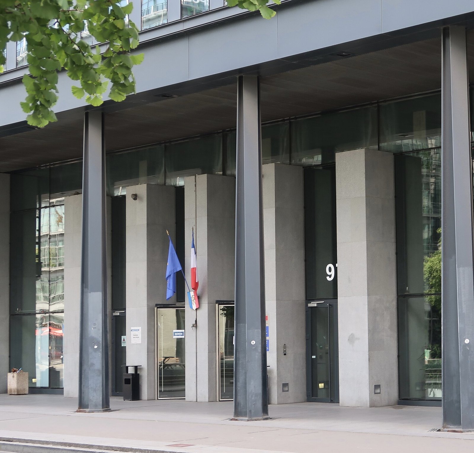 Façade du ministère des Sports, avenue de France à Paris