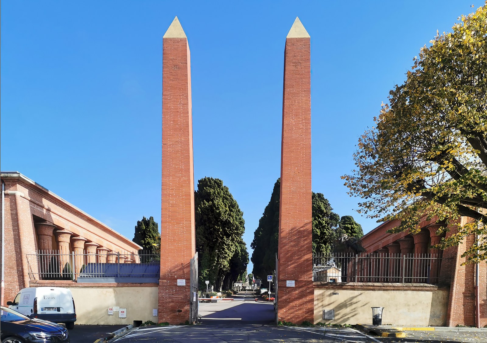 L’entrée monumentale du cimetière de Terre-Cabade à Toulouse, avec ses colonnes et son portail