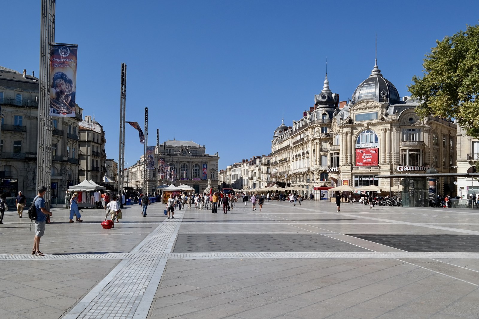 La place de la Comédie à Montpellier, sous un ciel clair, avec la fontaine des Trois Grâces