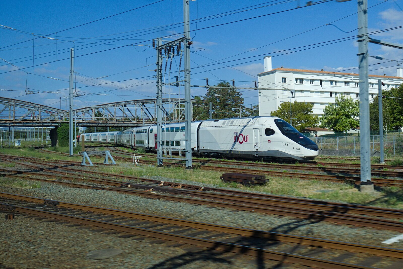 Rame TGV M aux couleurs inOui roulant près de La Rochelle, sous un ciel bleu