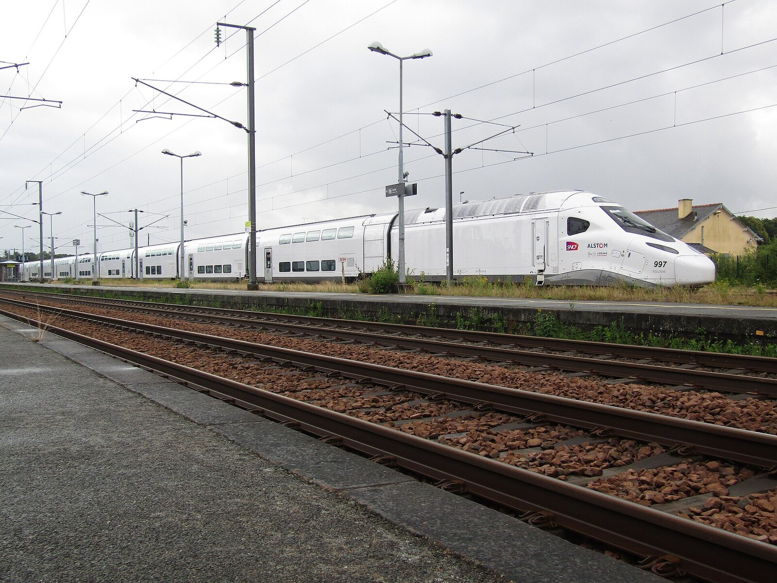 TGV M blanc en gare de Plouaret-Trégor, sous les caténaires