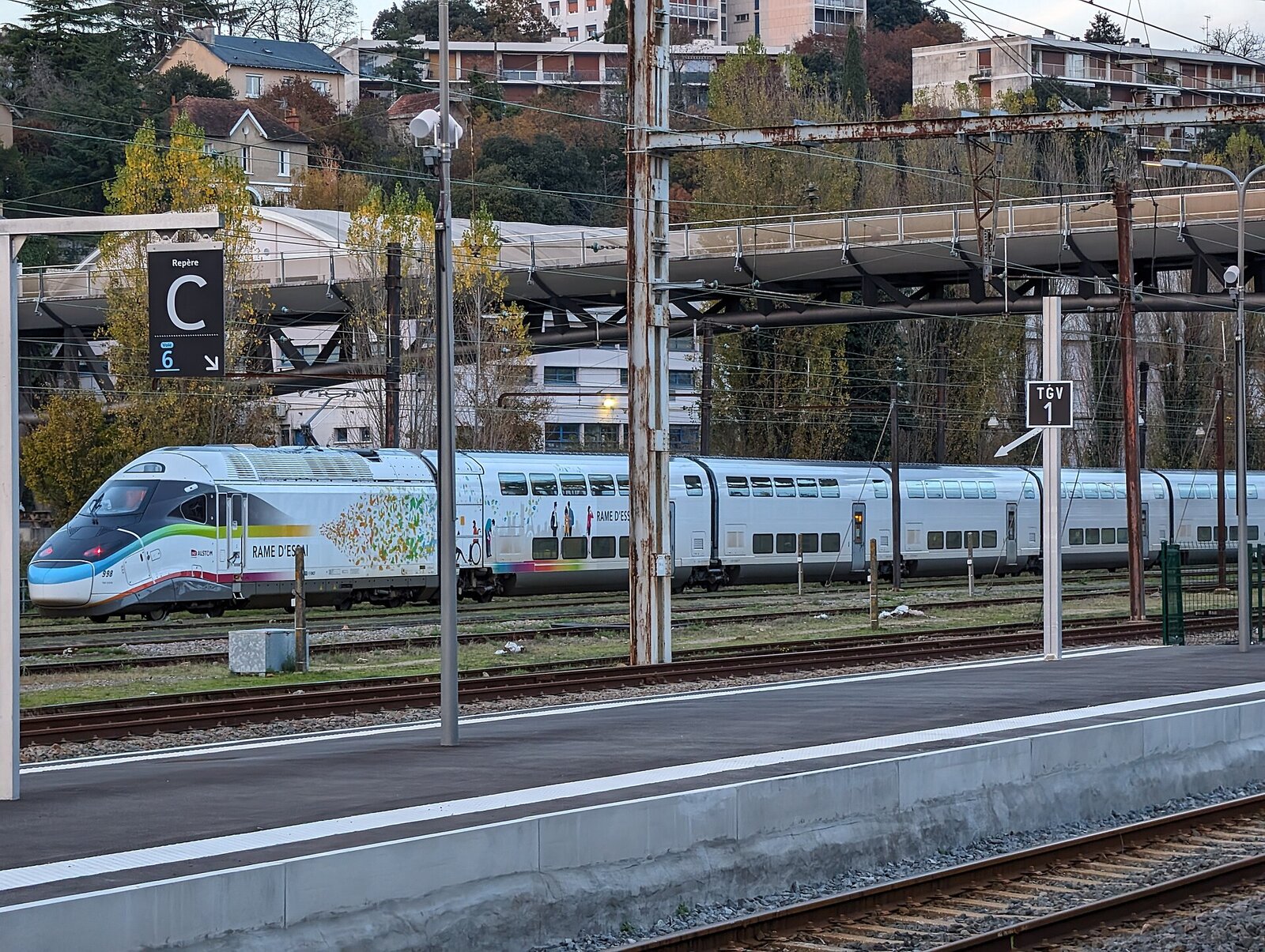 TGV M en livrée d’essai multicolore en gare de Poitiers