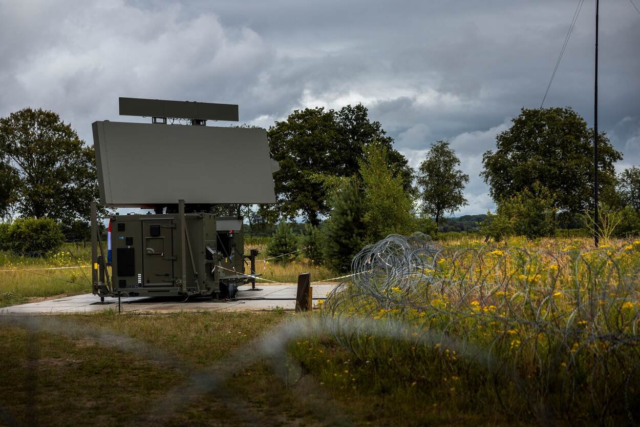 Un radar Thales Ground Master 400 déployé sur un terrain herbeux