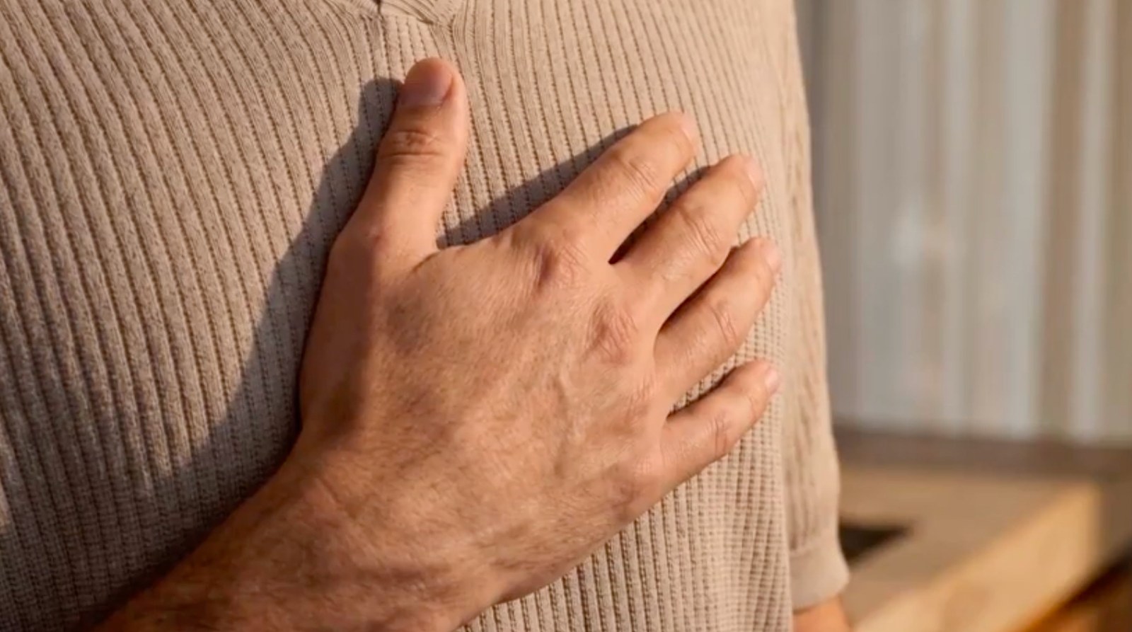 Une main posée sur la poitrine, geste de mesure cardiaque