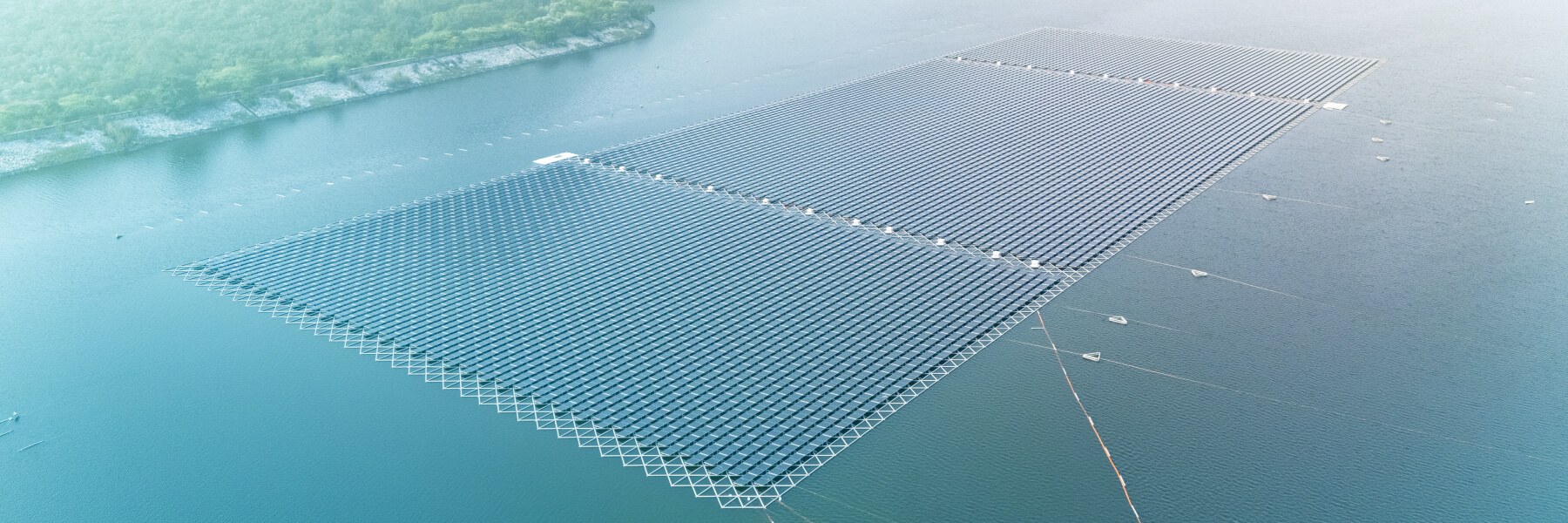 Vue aérienne d’une centrale solaire flottante Fusio sur un plan d’eau en Inde