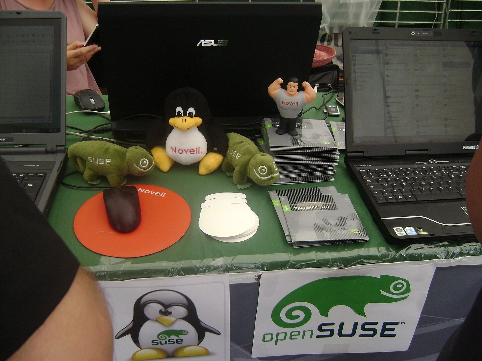 Stand openSUSE lors des Rencontres mondiales du logiciel libre, écrans et public dans un hall