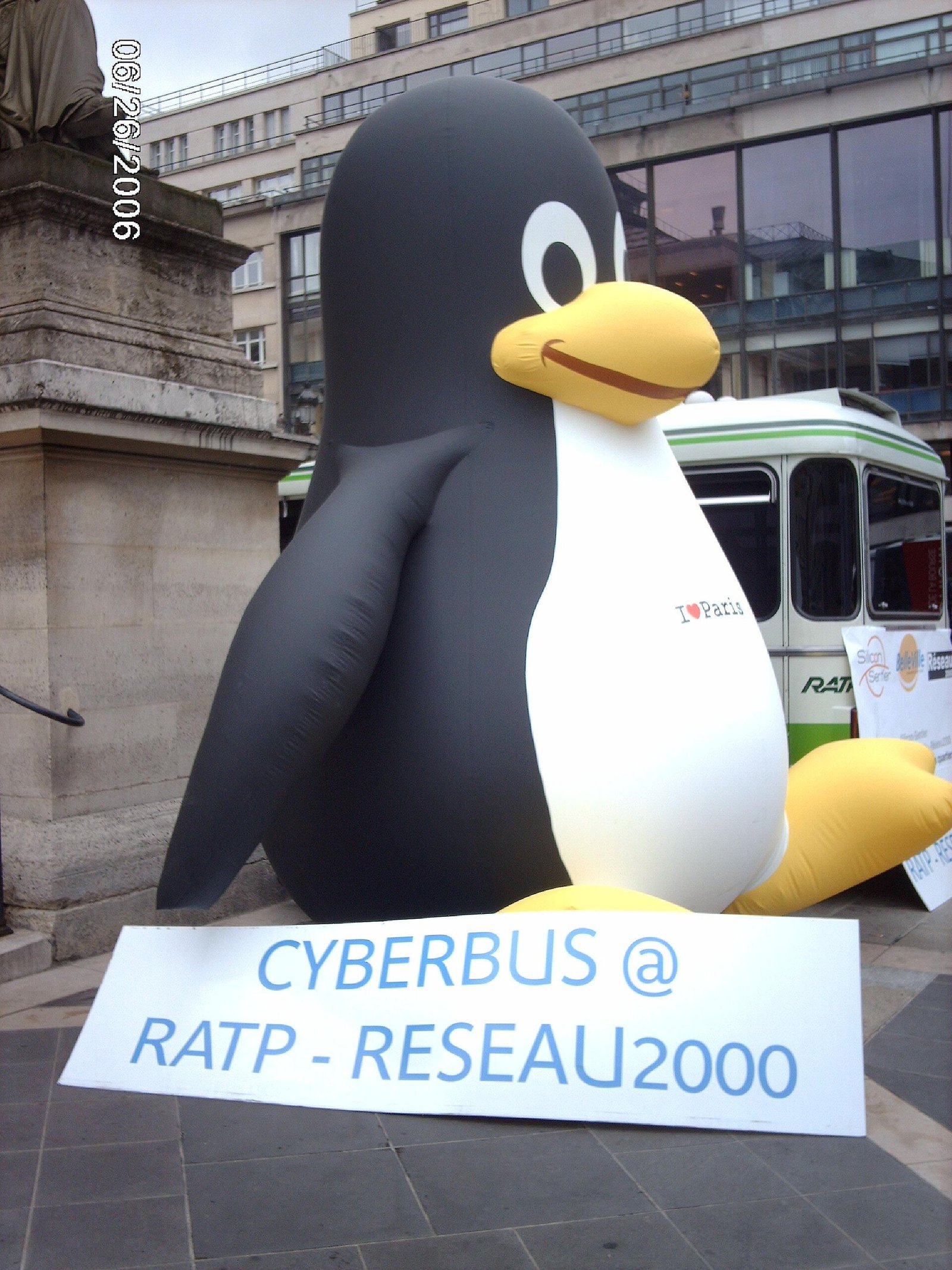 Scène d’un forum du logiciel libre à Paris, orateurs et public dans une salle