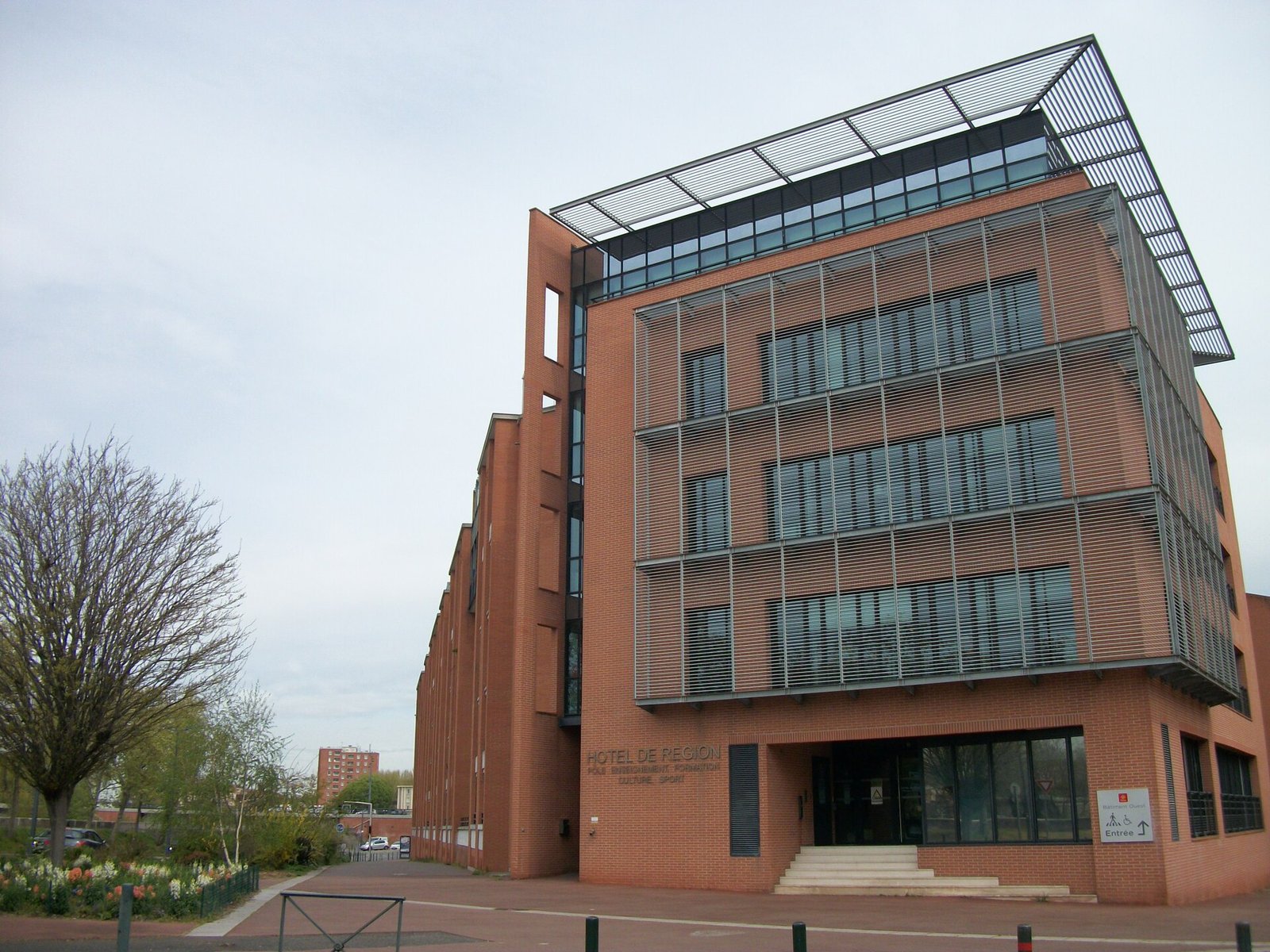 Autre vue de l’hôtel de région d’Occitanie à Toulouse, volumes de béton clair et verre