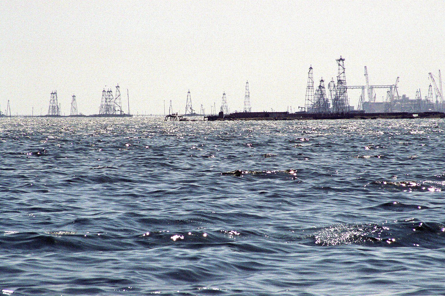 Installations pétrolières des Oil Rocks en mer Caspienne près de Bakou