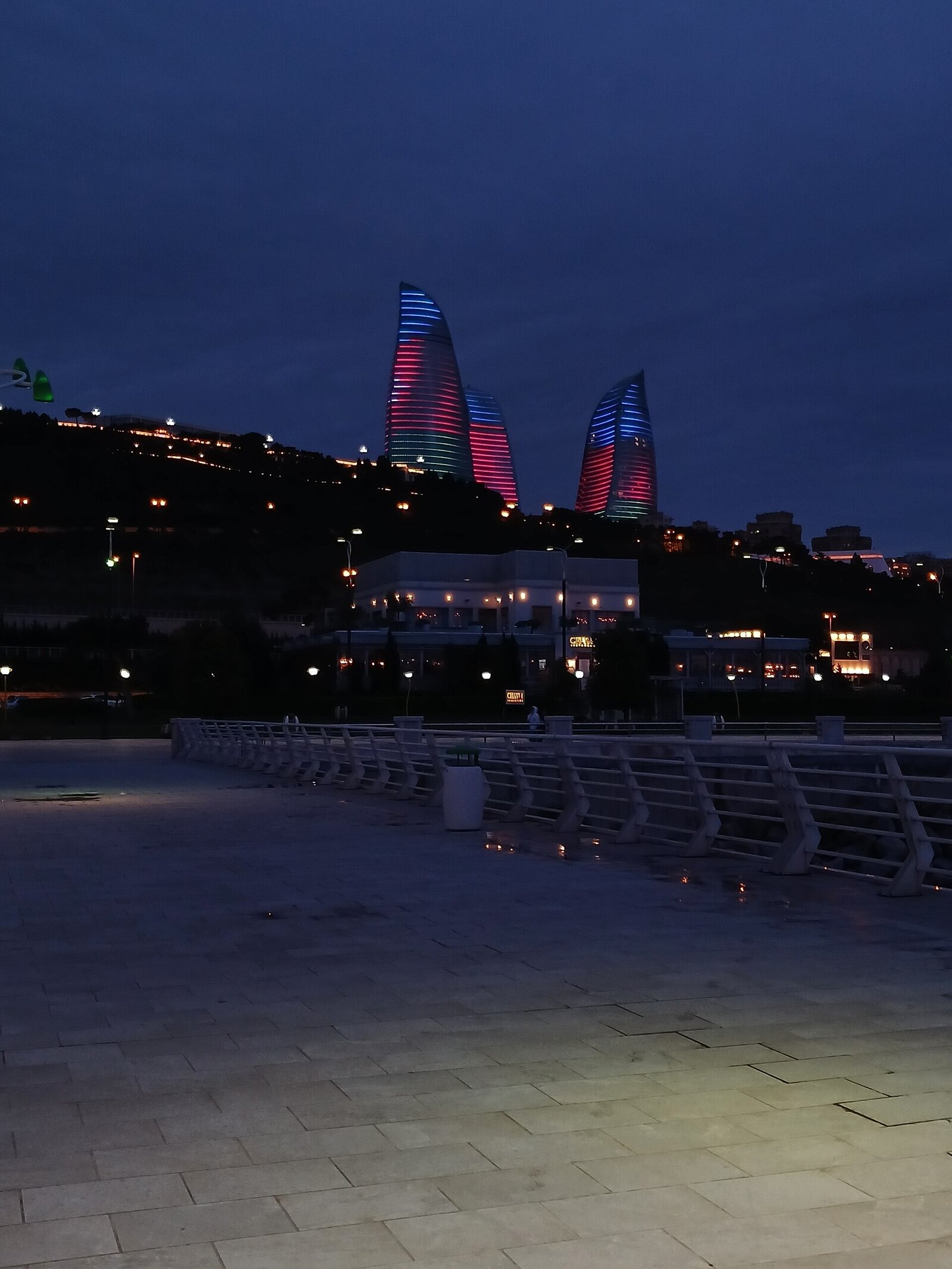 Les Flame Towers de Bakou illuminées au crépuscule