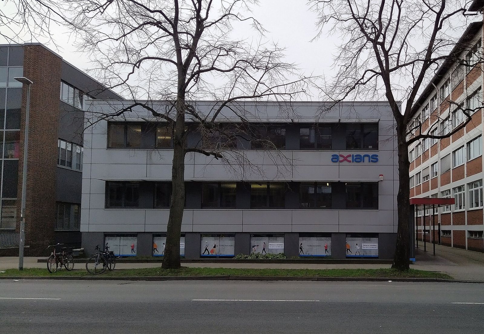 Façade d’un immeuble de bureaux d’Axians dans la Plathnerstraße à Hanovre, en hiver