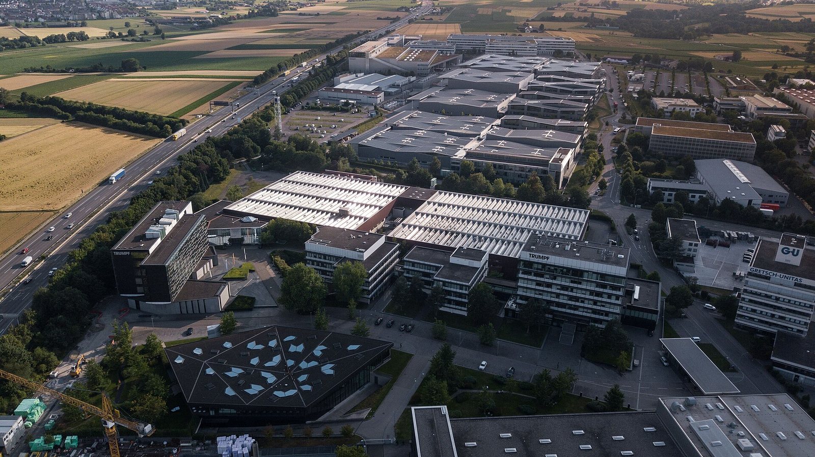 Vue aérienne du siège de Trumpf à Ditzingen, bâtiments industriels au milieu des champs