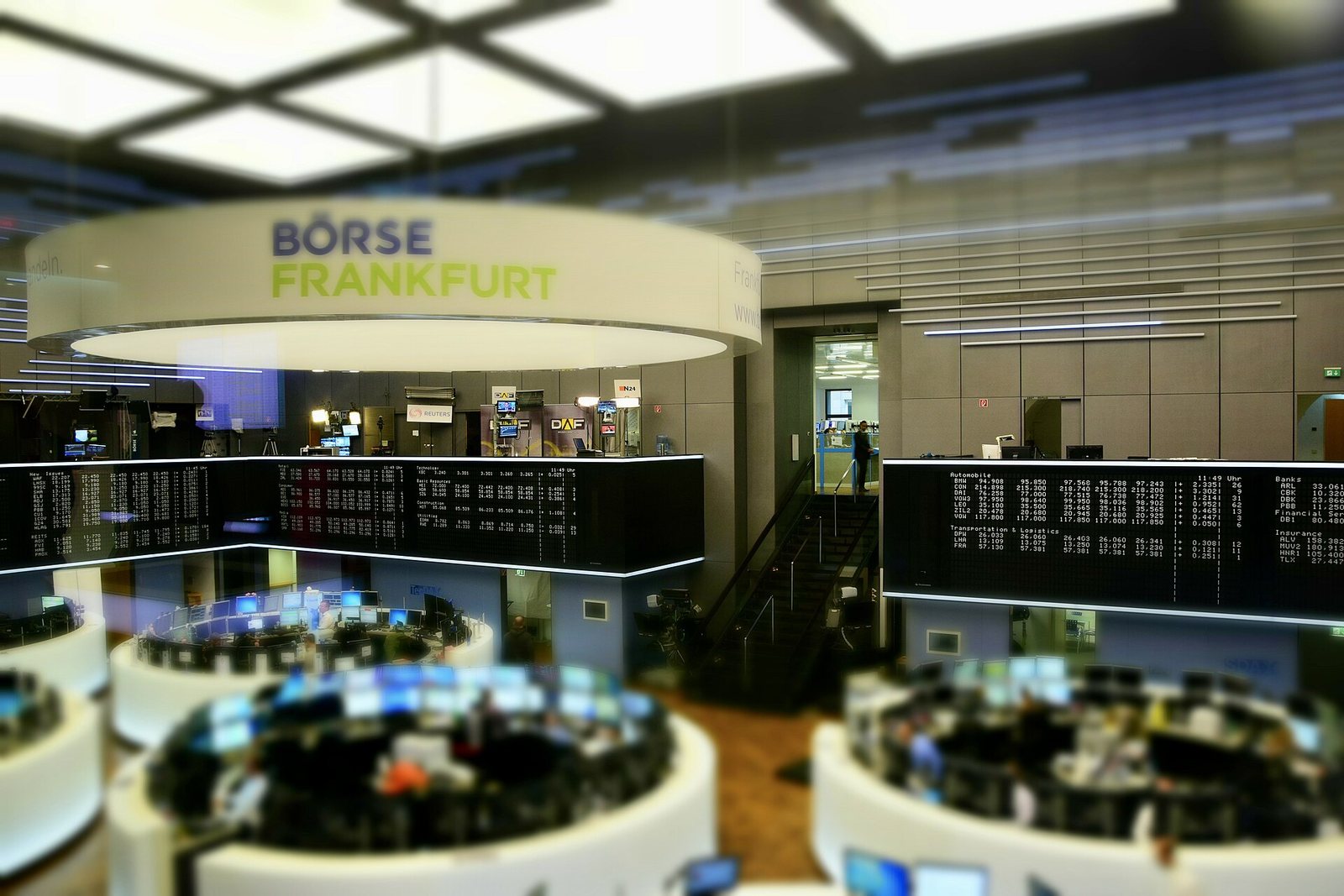 La salle des marchés de la Bourse de Francfort, avec ses écrans et le panneau Börse Frankfurt