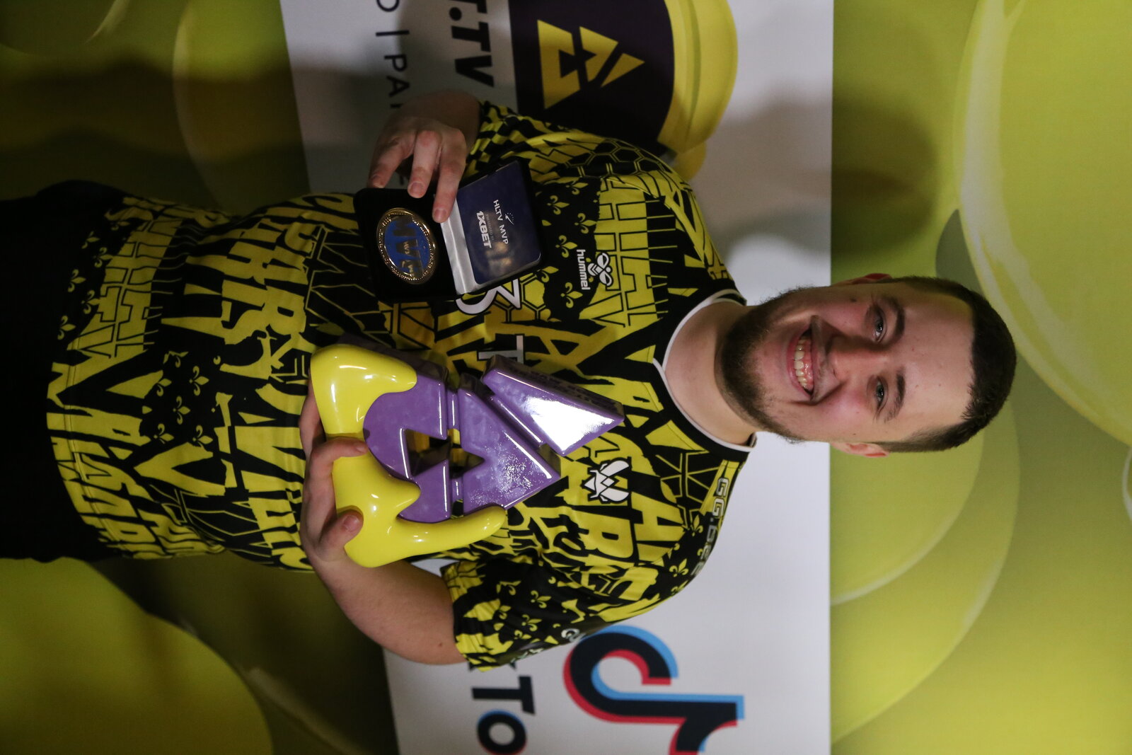 ZywOo brandit le trophée du Blast Paris Major et porte sa médaille de MVP