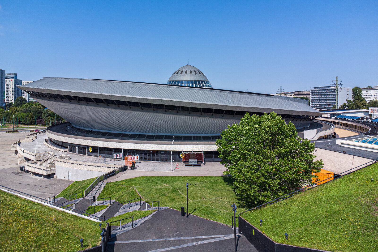 Vue aérienne du Spodek de Katowice, salle circulaire blanche au milieu de la ville