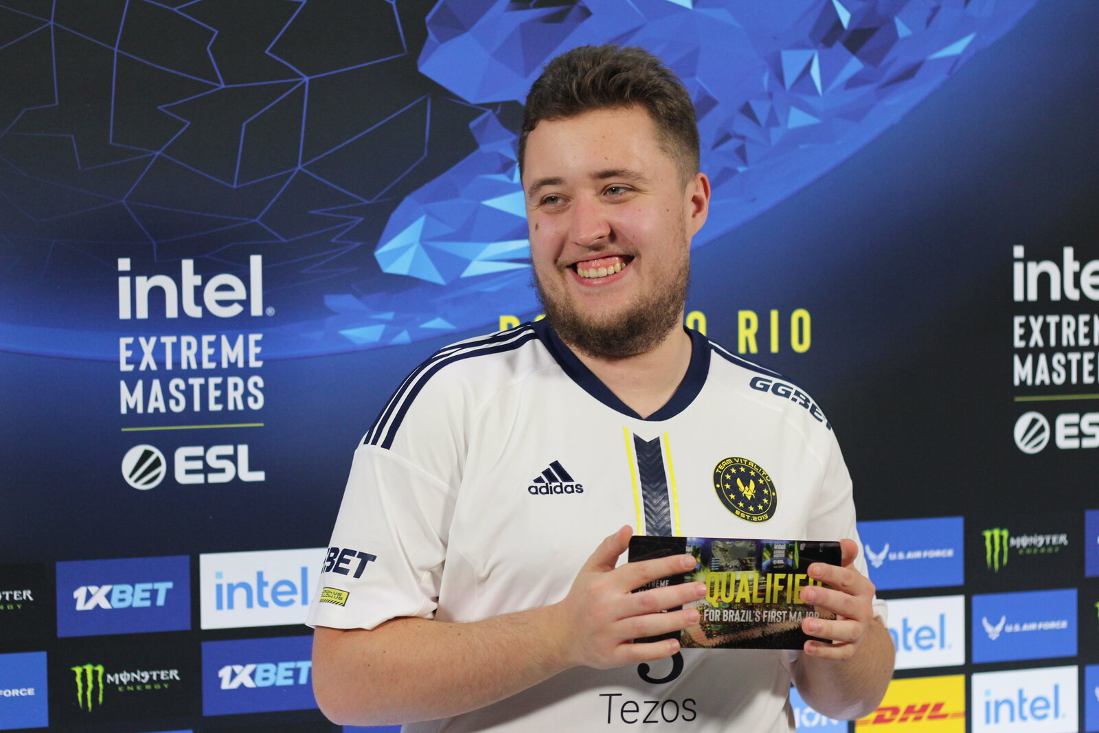 ZywOo en maillot Vitality, regard fixé sur l’écran, micro-casque noir
