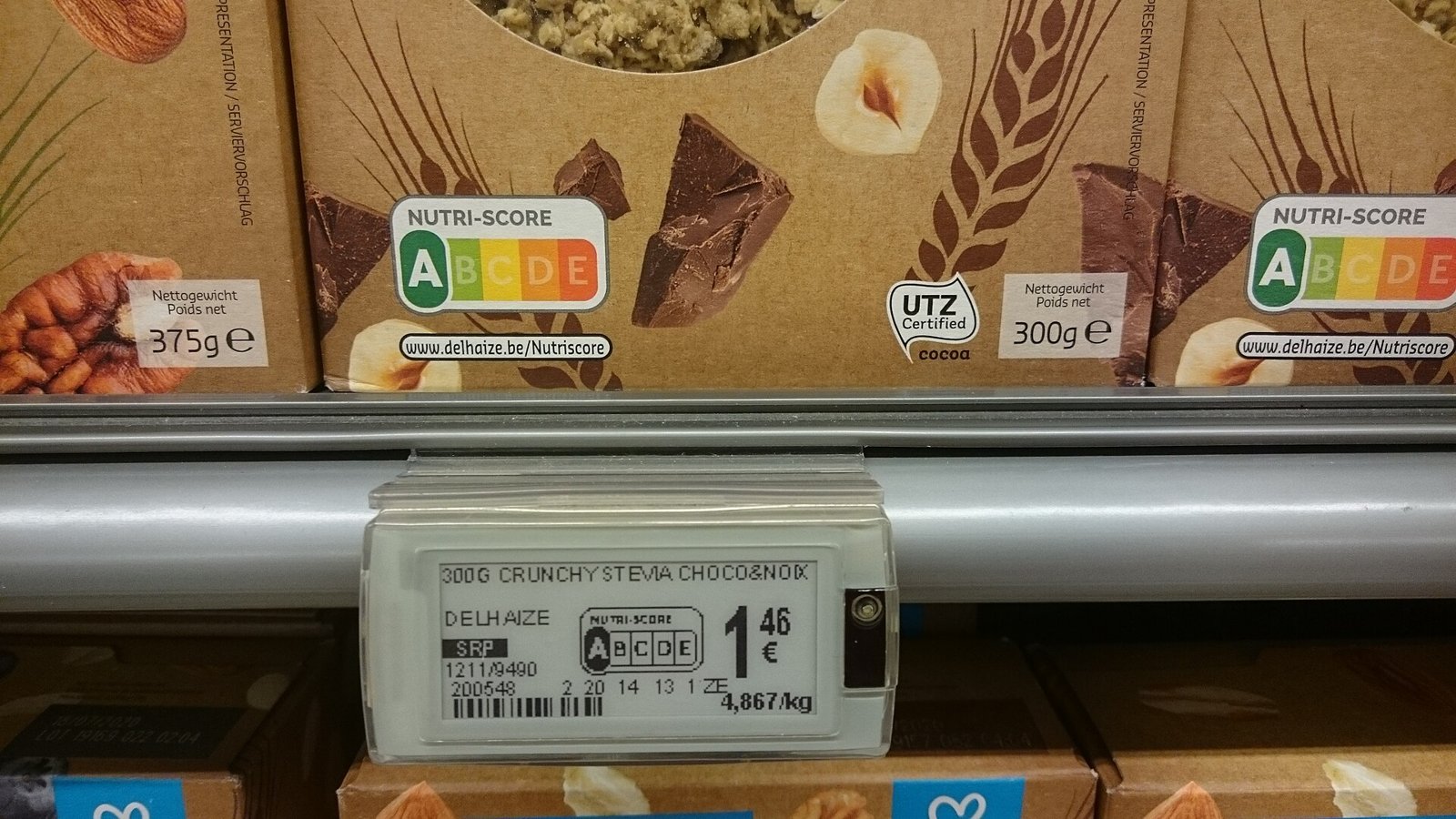 Étiquette de prix électronique et logos Nutri-Score sur des boîtes de céréales en rayon