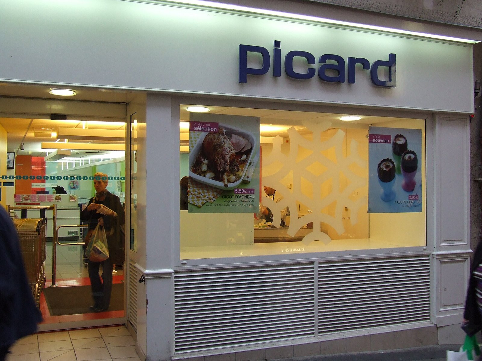 Vitrine d’un magasin Picard dans une rue parisienne