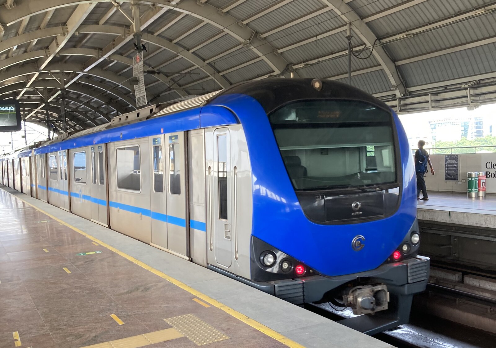 Rame Alstom Metropolis du métro de Chennai entrant en station à Guindy