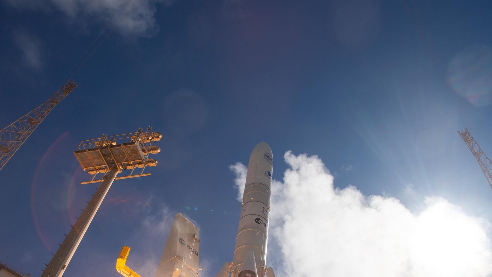 Lanceur Ariane 6 avec boosters P160C sur le pas de tir
