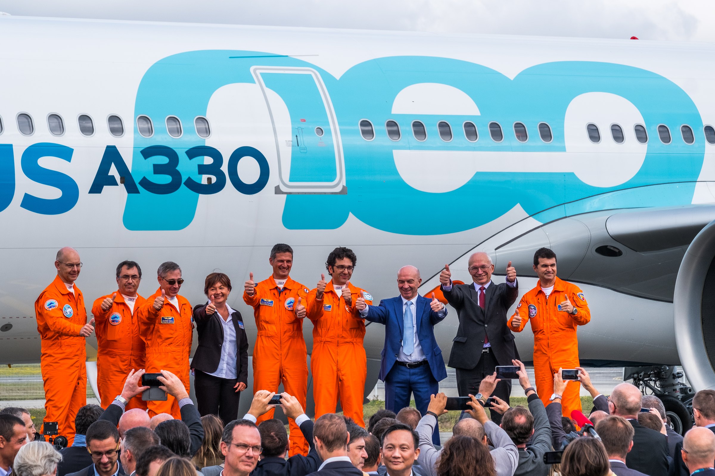 L’équipage du premier vol de l’A330neo salue la foule à Toulouse, devant l’avion