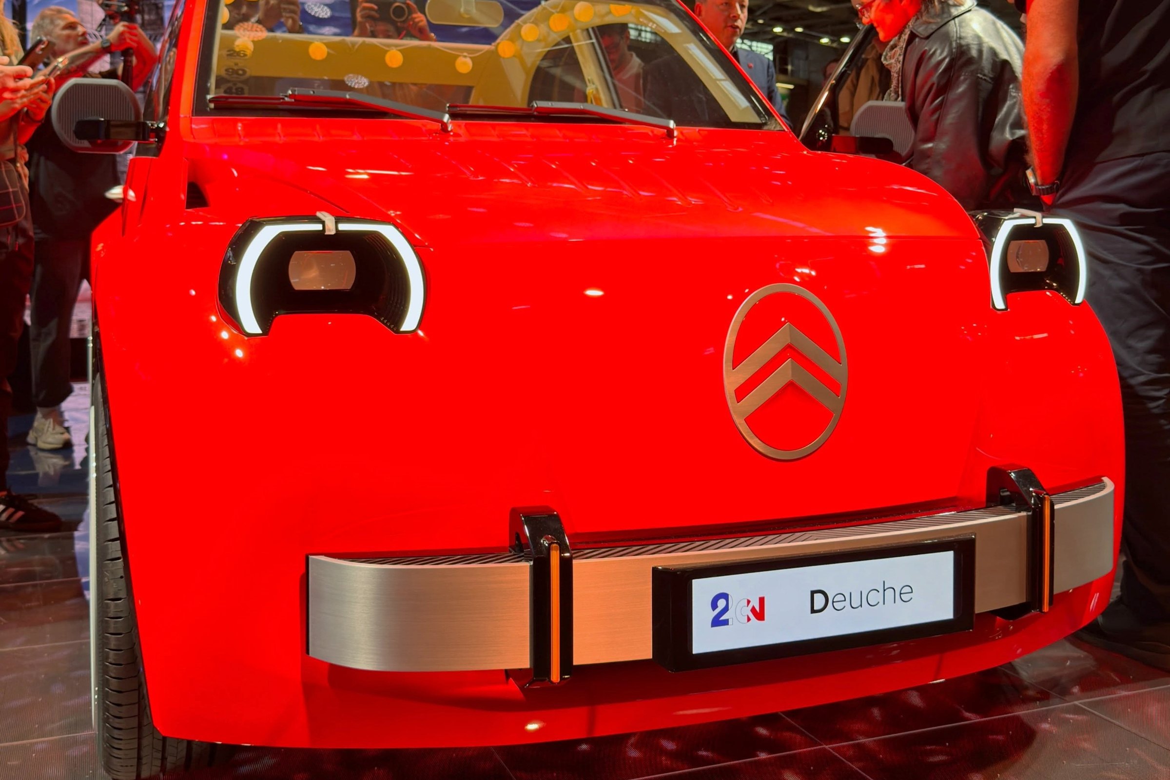 Le Citroën 2CV Concept vu de face au Mondial de l’Auto 2026