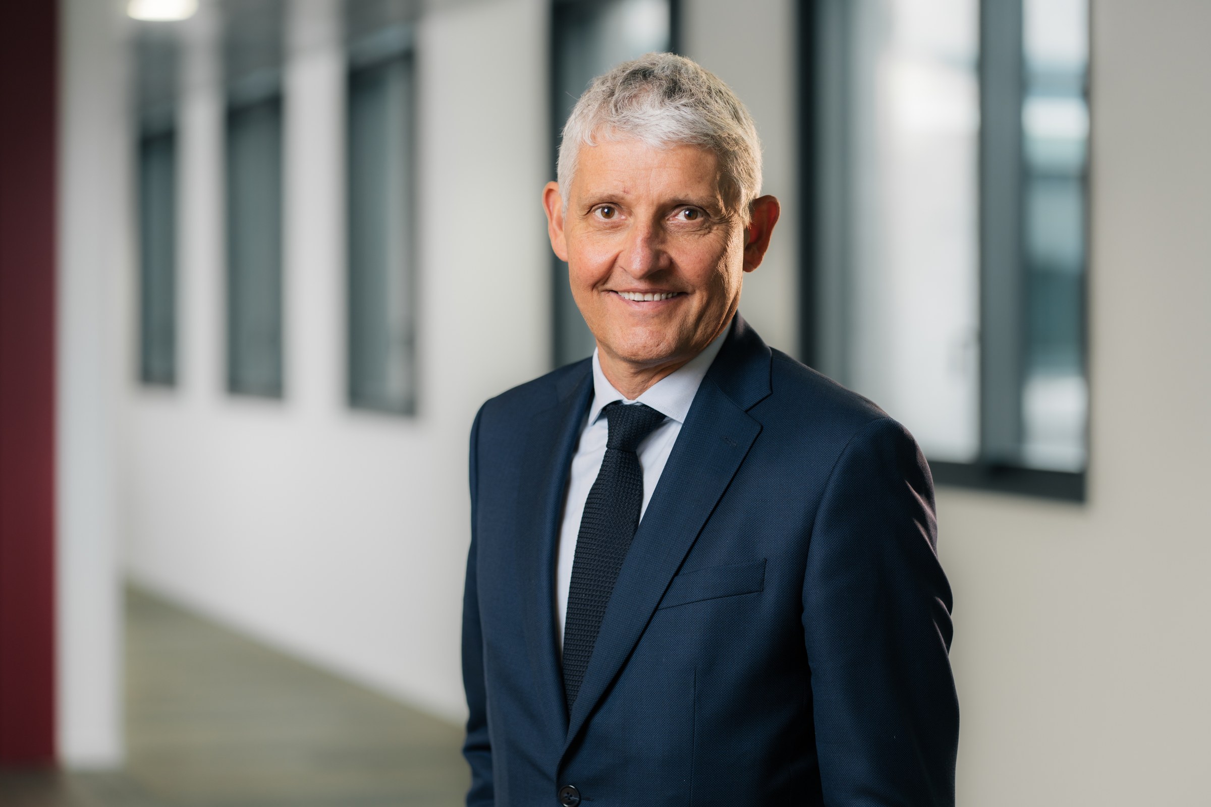 Olivier Gavalda, directeur général de Crédit Agricole S.A., souriant, en costume