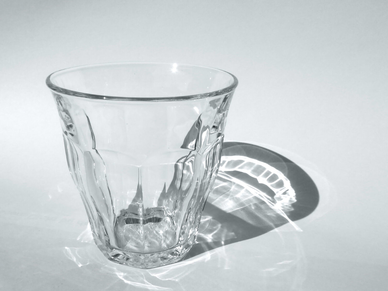 Un verre Picardie Duralex transparent posé sur une surface claire