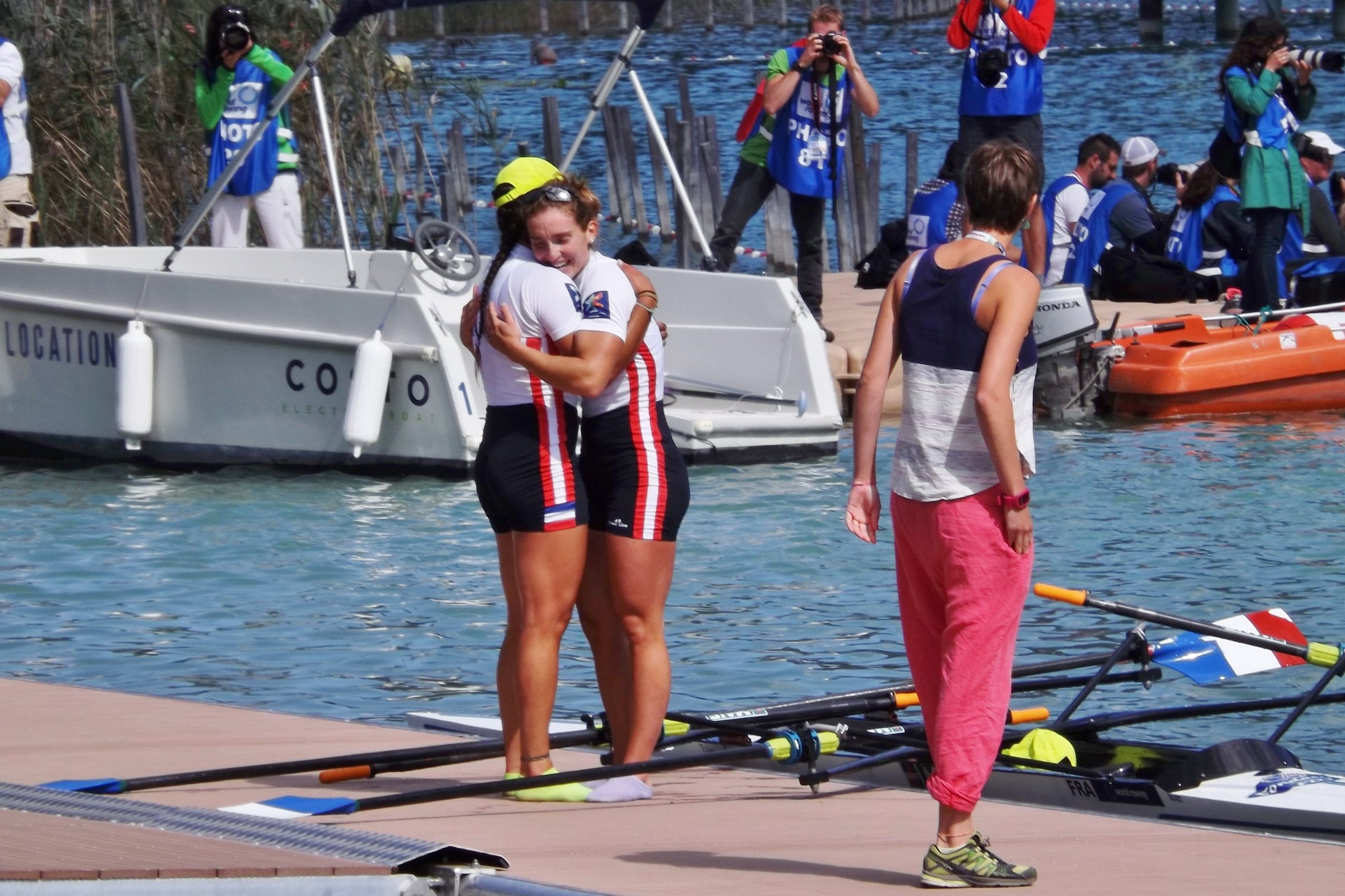 Élodie Ravera dans les bras de sa coéquipière après une course d’aviron à Aiguebelette