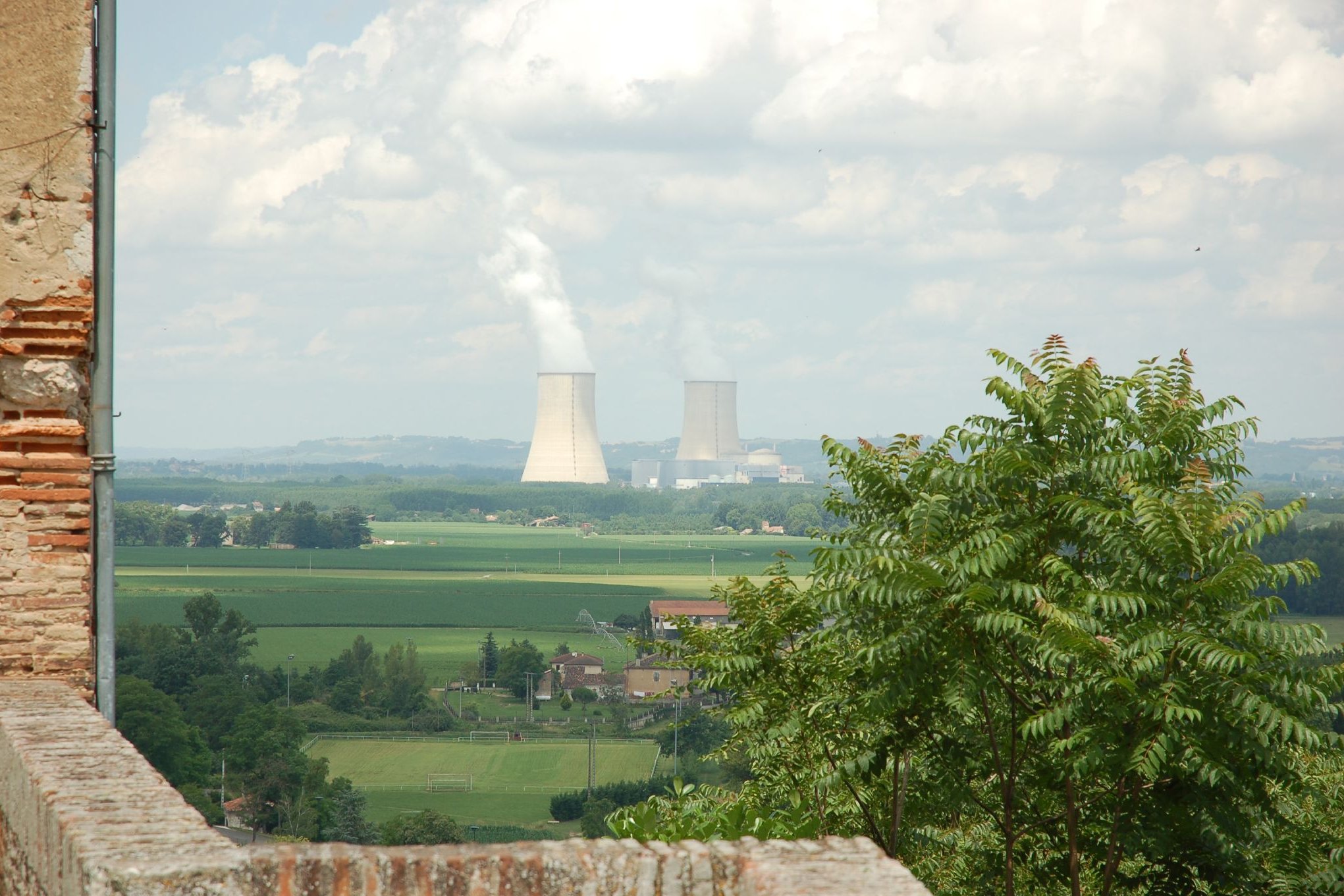 La centrale nucléaire de Golfech vue au loin, au-dessus de la vallée de la Garonne