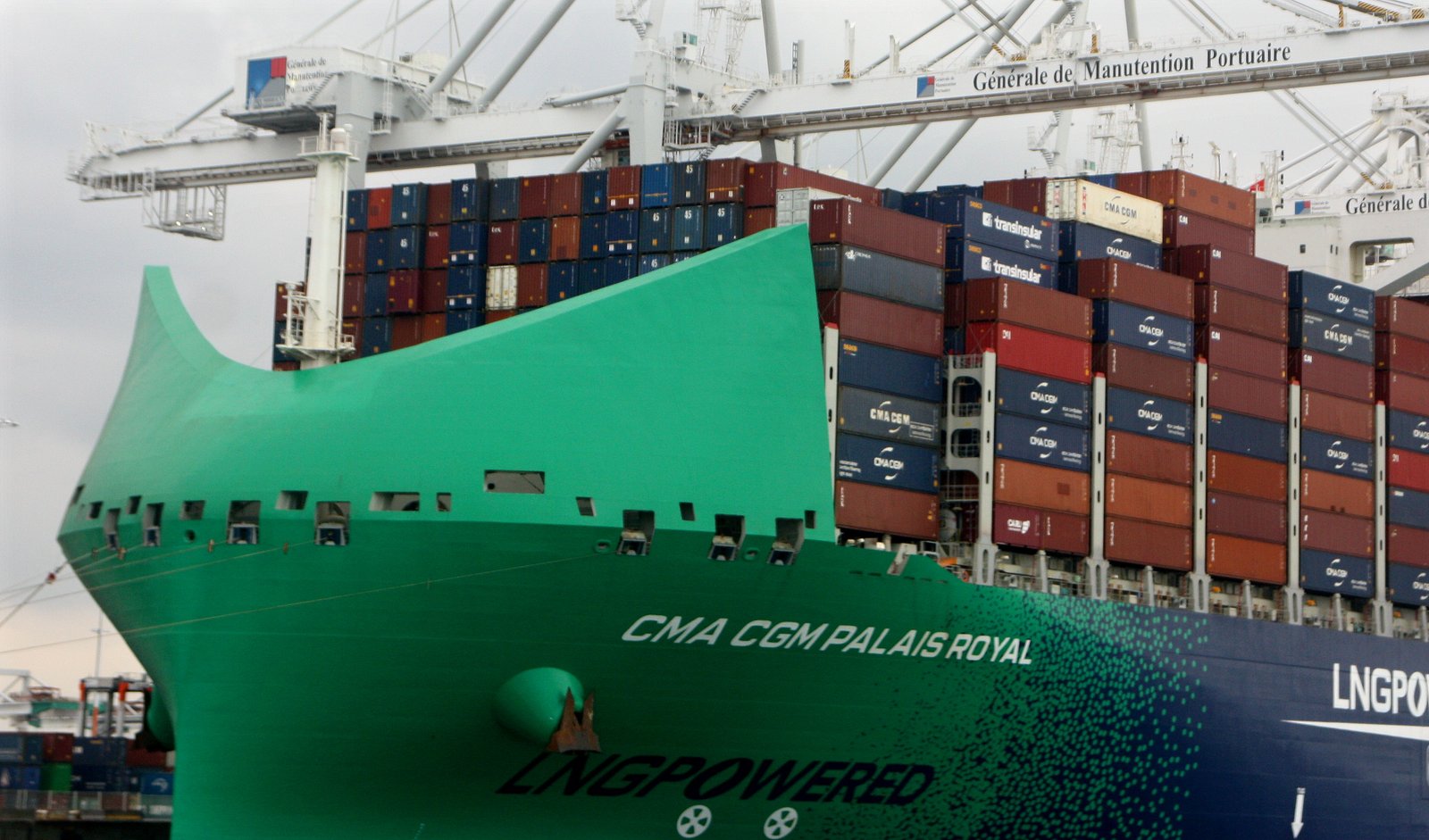 Le porte-conteneurs CMA CGM Palais Royal, propulsé au GNL, à quai à Port 2000 au Havre