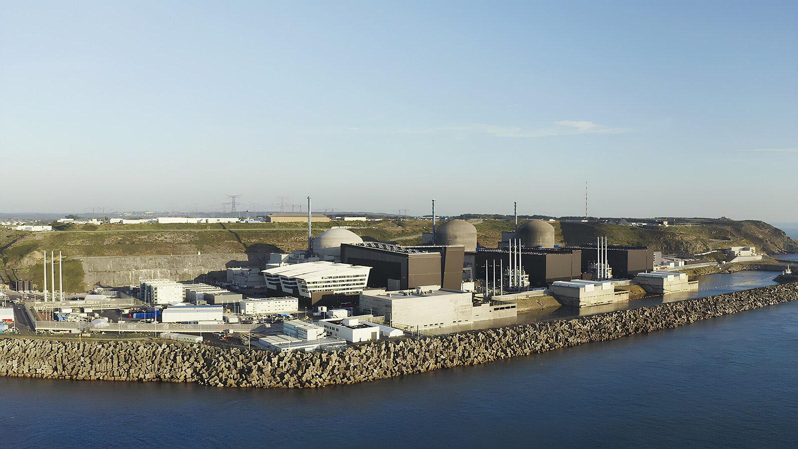La centrale nucléaire de Flamanville vue depuis la mer, avec le réacteur EPR au premier plan