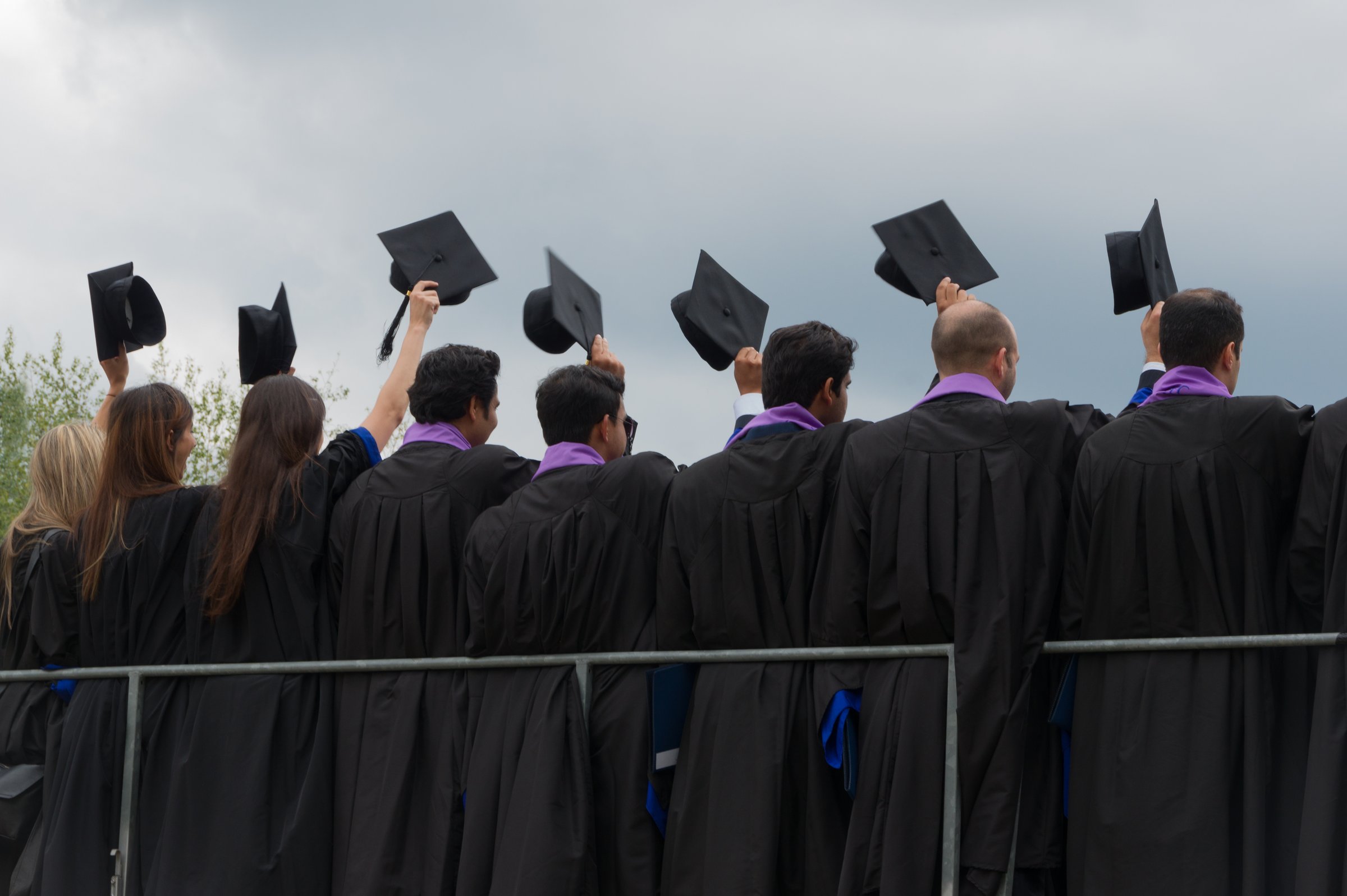 Des diplômés de MBA d’HEC Paris lancent leur toque en l’air lors de la remise des diplômes